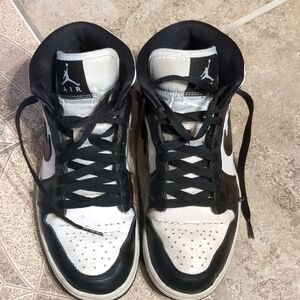 Jordan Unisex Black and White Sneakers